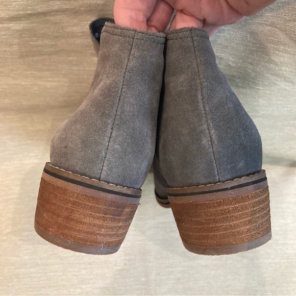 BLONDO Sz 8.5 Suede Low Heel Chelsea Pull On Ankle Boots Booties - Picture 11 of 11